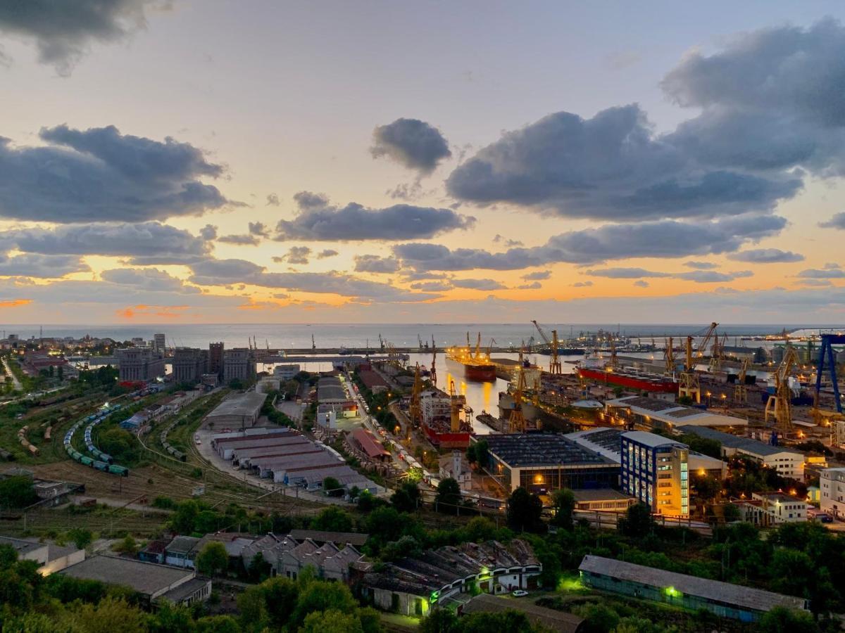 Rooftop With Large Harbor View Terrace Apartament Constanţa